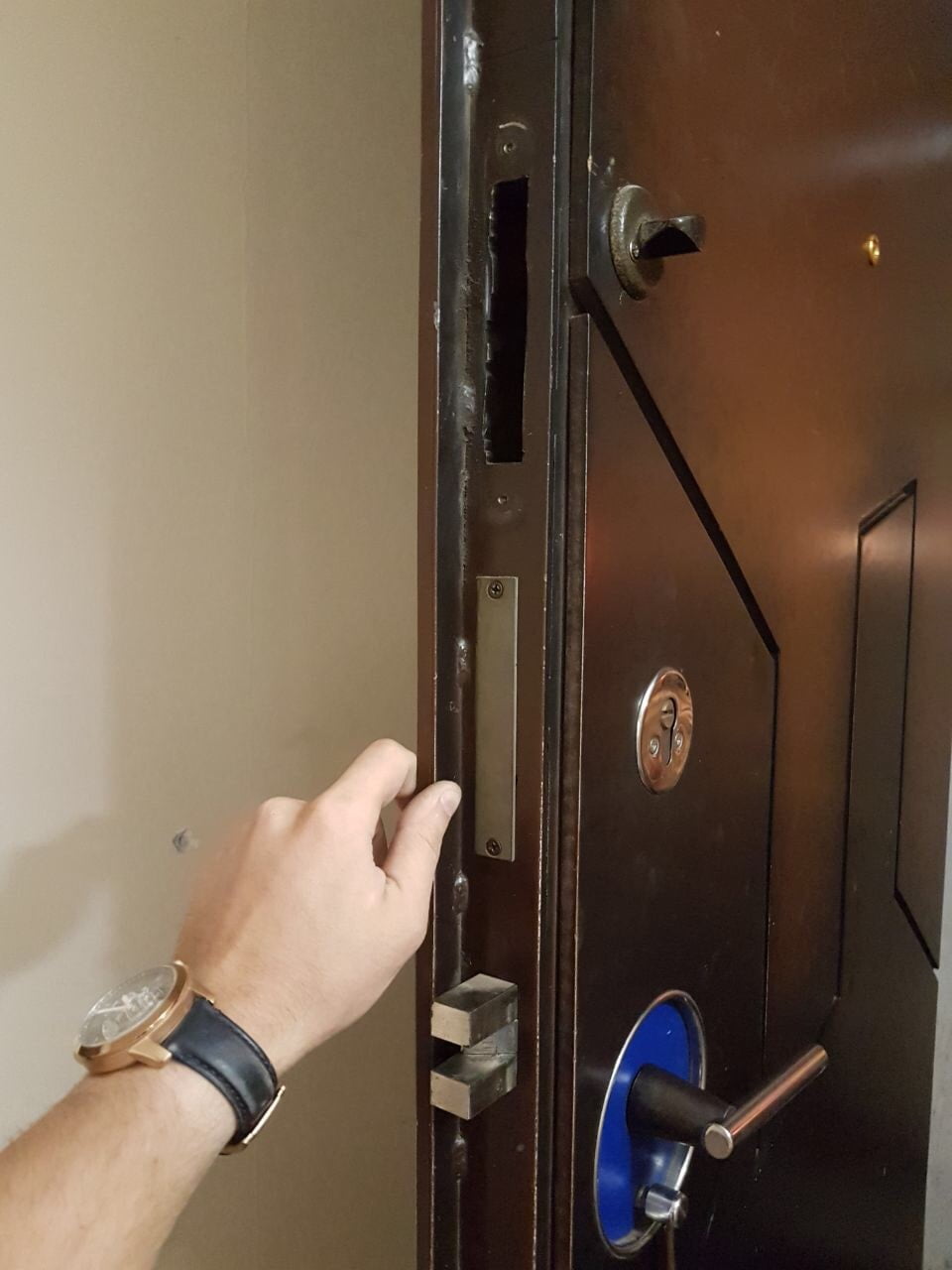 установка замка в дверь в ванную комнату